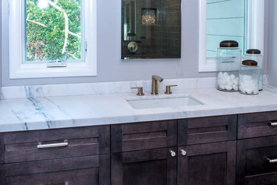 Immagine di una stanza da bagno con doccia classica di medie dimensioni con ante in stile shaker, ante in legno bruno, pareti grigie, pavimento in gres porcellanato, lavabo sottopiano e pavimento beige
