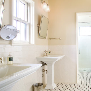 Inspiration för stora klassiska en-suite badrum, med mosaik, ett piedestal handfat, vit kakel, gula väggar och mosaikgolv
