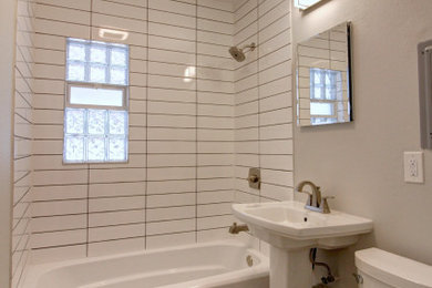 Ejemplo de cuarto de baño clásico renovado con baldosas y/o azulejos blancos, baldosas y/o azulejos de porcelana y imitación a madera
