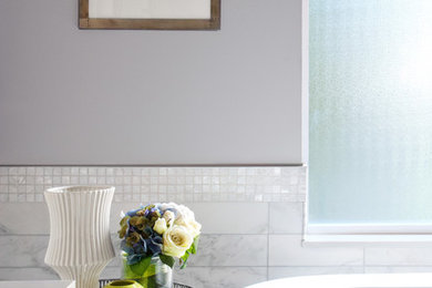 Ejemplo de cuarto de baño principal tradicional renovado con lavabo bajoencimera, armarios con rebordes decorativos, encimera de cuarzo compacto, bañera exenta, ducha esquinera, baldosas y/o azulejos grises, paredes púrpuras y suelo de mármol