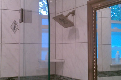 ニューヨークにあるトラディショナルスタイルのおしゃれな浴室の写真
