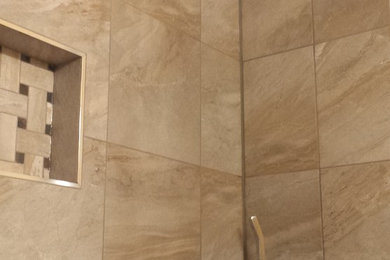 Foto de cuarto de baño principal moderno de tamaño medio con ducha empotrada, baldosas y/o azulejos marrones, baldosas y/o azulejos de cerámica y paredes beige