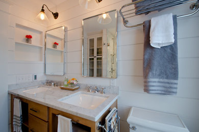 Idéer för att renovera ett mellanstort vintage en-suite badrum, med ett undermonterad handfat, öppna hyllor, vita skåp, marmorbänkskiva, en dusch i en alkov, en toalettstol med separat cisternkåpa, vit kakel, stenkakel, vita väggar och klinkergolv i keramik