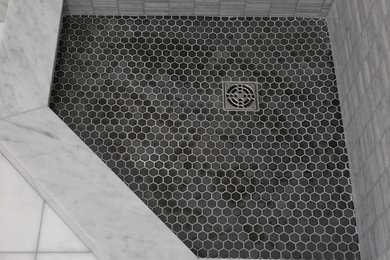 Imagen de cuarto de baño clásico renovado pequeño con ducha esquinera, baldosas y/o azulejos negros, baldosas y/o azulejos grises, baldosas y/o azulejos en mosaico, paredes grises, suelo con mosaicos de baldosas y aseo y ducha