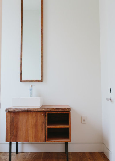 Minimalistisch Badezimmer by Skylar Morgan Furniture + Design