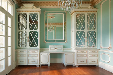 Foto di una grande stanza da bagno padronale vittoriana con ante con bugna sagomata, ante bianche, pareti blu, pavimento in legno massello medio, top in marmo e pavimento marrone