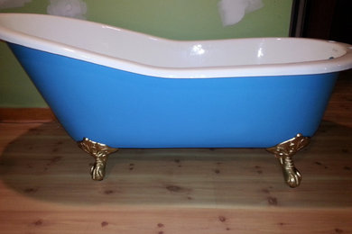 リッチモンドにあるカントリー風のおしゃれな浴室 (猫足バスタブ) の写真