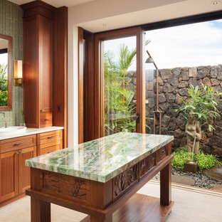Esempio di una grande stanza da bagno padronale tropicale con ante in stile shaker, ante in legno scuro, piastrelle verdi, piastrelle di vetro, pareti bianche, pavimento in gres porcellanato, lavabo a bacinella, top in quarzo composito, pavimento beige, top bianco e doccia doppia