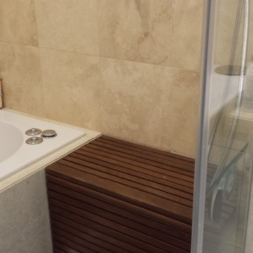 Apartment in Hampton Wick, TW11: Ensuite combined bath and shower space