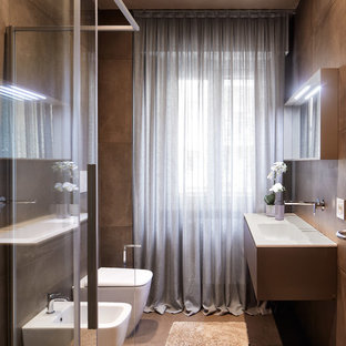 Esempio di una stanza da bagno con doccia contemporanea con ante lisce, ante marroni, doccia ad angolo, bidè, piastrelle marroni, pareti marroni, lavabo integrato, pavimento marrone, porta doccia scorrevole e top bianco