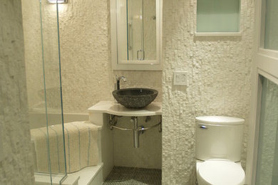 Inredning av ett klassiskt mellanstort badrum med dusch, med ett fristående handfat, ett hörnbadkar, en hörndusch, en toalettstol med hel cisternkåpa, vita väggar, mosaikgolv och bänkskiva i akrylsten