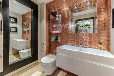 ロンドンにある中くらいなコンテンポラリースタイルのおしゃれな浴室 (オープンシェルフ、壁掛け式トイレ、オレンジのタイル、ミラータイル、ベージュの壁、セラミックタイルの床、壁付け型シンク) の写真
