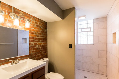 Ispirazione per una stanza da bagno padronale moderna di medie dimensioni con piastrelle in gres porcellanato, lavabo integrato, pavimento grigio e top bianco