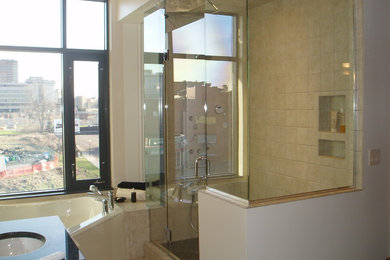 Imagen de cuarto de baño principal actual de tamaño medio con armarios con paneles lisos, puertas de armario de madera oscura, baldosas y/o azulejos grises, paredes grises, lavabo bajoencimera y encimera de granito