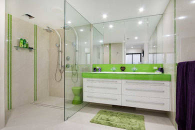 Cette photo montre une salle de bain tendance avec un placard à porte plane.
