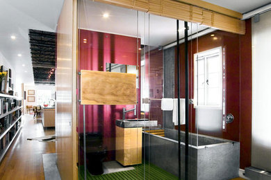 Ejemplo de cuarto de baño contemporáneo con armarios con paneles lisos, puertas de armario de madera oscura y baldosas y/o azulejos rojos