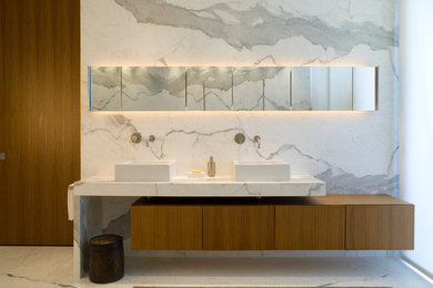 Exempel på ett mellanstort modernt grå grått en-suite badrum, med släta luckor, skåp i mellenmörkt trä, vit kakel, vita väggar, ett fristående handfat, vitt golv, marmorgolv och marmorbänkskiva