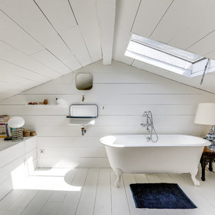 Idées déco pour une salle de bain principale romantique de taille moyenne avec un mur blanc, un sol blanc, une baignoire sur pieds, un sol en bois peint, un lavabo suspendu, un carrelage blanc et un plan de toilette blanc.