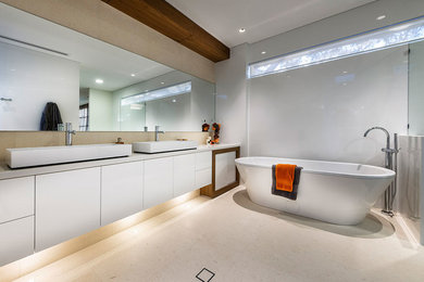 パースにある広いコンテンポラリースタイルのおしゃれな浴室 (置き型浴槽) の写真