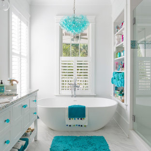 Inspiration för ett litet maritimt flerfärgad flerfärgat en-suite badrum, med möbel-liknande, vita skåp, ett fristående badkar, vita väggar, bänkskiva i terrazo, ett undermonterad handfat och vitt golv