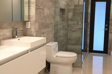 Diseño de cuarto de baño principal minimalista grande