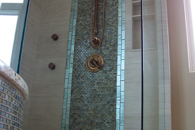 Diseño de cuarto de baño tradicional con ducha abierta, suelo de baldosas de cerámica y ducha abierta