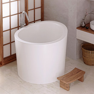 Aménagement d'une petit salle de bain asiatique avec un bain japonais, un mur beige et un sol en carrelage de porcelaine.