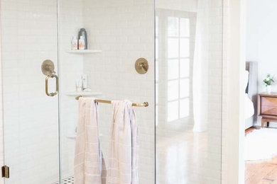Esempio di una stanza da bagno chic con doccia doppia, piastrelle bianche, piastrelle a mosaico, pareti bianche e pavimento con piastrelle a mosaico