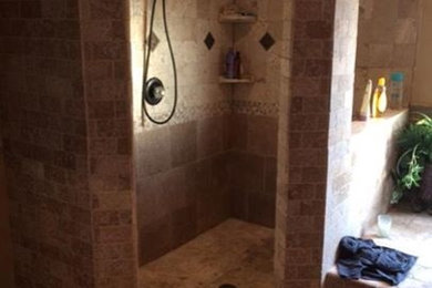 Imagen de cuarto de baño principal mediterráneo de tamaño medio con bañera encastrada, ducha empotrada, baldosas y/o azulejos de porcelana y suelo de travertino