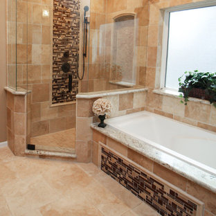 Inspiration för ett stort vintage beige beige en-suite badrum, med ett undermonterad handfat, skåp i mörkt trä, granitbänkskiva, ett platsbyggt badkar, en hörndusch, beige kakel, beige väggar, travertin golv, travertinkakel, beiget golv och dusch med gångjärnsdörr