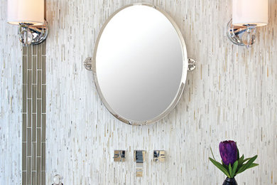 Diseño de cuarto de baño moderno con lavabo bajoencimera, puertas de armario blancas, encimera de mármol, azulejos en listel, paredes blancas y baldosas y/o azulejos blancos
