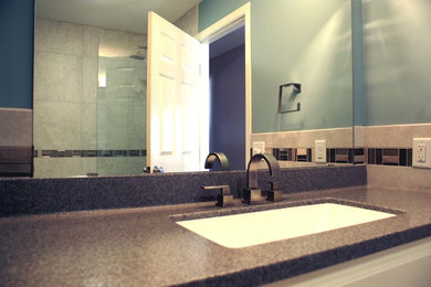 Modelo de cuarto de baño clásico renovado de tamaño medio