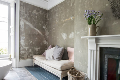 Ejemplo de cuarto de baño romántico grande con suelo de madera oscura y suelo gris