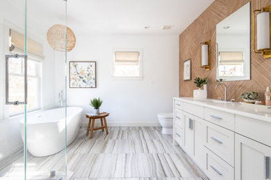 Diseño de cuarto de baño doble clásico renovado con armarios estilo shaker, puertas de armario grises, bañera exenta, paredes blancas, lavabo bajoencimera, suelo gris y encimeras blancas