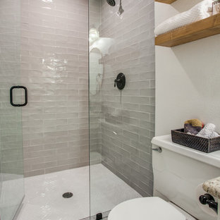 Foto di una piccola stanza da bagno con doccia chic con nessun'anta, ante in legno scuro, doccia alcova, WC a due pezzi, piastrelle grigie, piastrelle in ceramica, pareti bianche, pavimento in gres porcellanato, top in granito, pavimento beige, porta doccia a battente e top beige