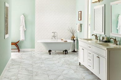 Idées déco pour une grande salle de bain principale classique avec un placard à porte shaker, des portes de placard blanches, une baignoire sur pieds, un carrelage blanc, un carrelage métro, un mur bleu, un sol en marbre, un lavabo intégré et un plan de toilette en marbre.