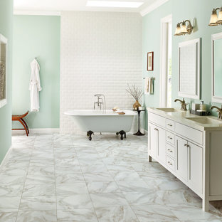 Foton och badrumsinspiration för badrum, med skåp i shakerstil och vit  kakel - April 2021 | Houzz SE