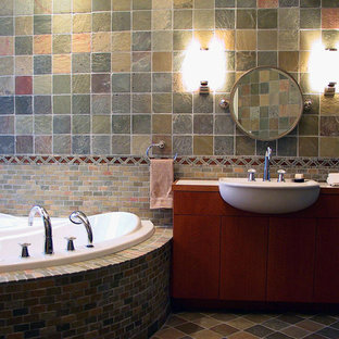Großes Modernes Badezimmer mit flächenbündigen Schrankfronten, Toilette mit Aufsatzspülkasten, farbigen Fliesen, Schieferboden, Einbauwaschbecken, Eckbadewanne, Schieferfliesen, bunten Wänden, Marmor-Waschbecken/Waschtisch, hellbraunen Holzschränken, Doppeldusche, buntem Boden und Falttür-Duschabtrennung in Miami