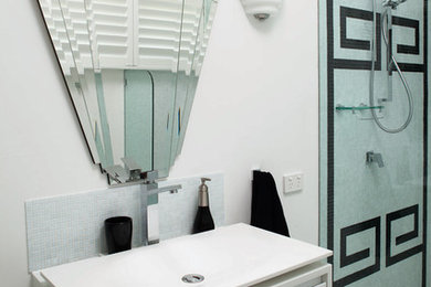 На фото: ванная комната в современном стиле с настольной раковиной и белыми фасадами