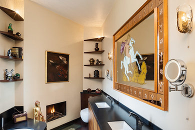 Imagen de cuarto de baño clásico con lavabo bajoencimera, armarios abiertos, puertas de armario de madera en tonos medios, encimera de cuarzo compacto, bañera encastrada sin remate y sanitario de pared