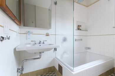 Example of a 1960s bathroom design in New York