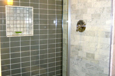 Ejemplo de cuarto de baño ecléctico pequeño con lavabo suspendido, puertas de armario de madera oscura, baldosas y/o azulejos grises, baldosas y/o azulejos de vidrio, paredes grises, suelo de baldosas de cerámica y aseo y ducha
