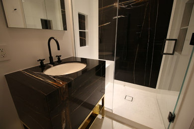 ニューヨークにあるラグジュアリーな小さなコンテンポラリースタイルのおしゃれな浴室の写真