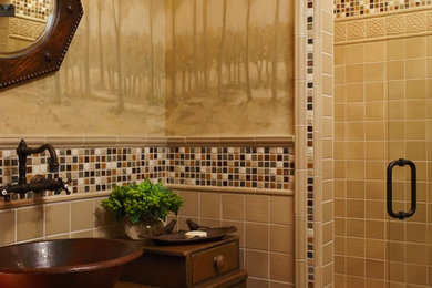 Imagen de cuarto de baño de estilo americano con armarios estilo shaker