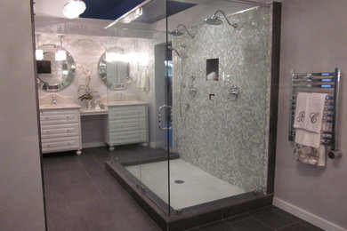 サクラメントにある広いコンテンポラリースタイルのおしゃれなマスターバスルーム (レイズドパネル扉のキャビネット、白いキャビネット、ダブルシャワー、一体型トイレ	、グレーの壁、濃色無垢フローリング) の写真