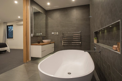 メルボルンにあるお手頃価格の広いコンテンポラリースタイルのおしゃれな浴室の写真