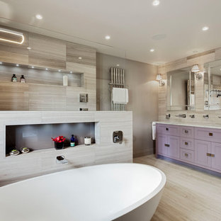 Idéer för att renovera ett mellanstort vintage grå grått en-suite badrum, med skåp i shakerstil, lila skåp, ett fristående badkar, våtrum, grå kakel, grå väggar, ett undermonterad handfat, grått golv och med dusch som är öppen