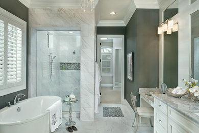 Idéer för ett stort klassiskt en-suite badrum, med ett undermonterad handfat, luckor med infälld panel, vita skåp, marmorbänkskiva, ett fristående badkar, en dusch i en alkov, vit kakel, grå väggar, porslinskakel, klinkergolv i porslin och vitt golv