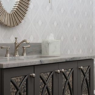 Mittelgroßes Klassisches Badezimmer En Suite mit verzierten Schränken, grauen Schränken, Nasszelle, schwarz-weißen Fliesen, Unterbauwaschbecken, Kalkstein-Waschbecken/Waschtisch, Falttür-Duschabtrennung und bunter Waschtischplatte in Charlotte