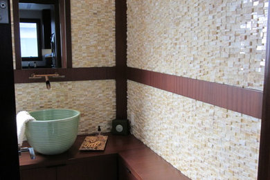 オレンジカウンティにあるトロピカルスタイルのおしゃれな浴室の写真